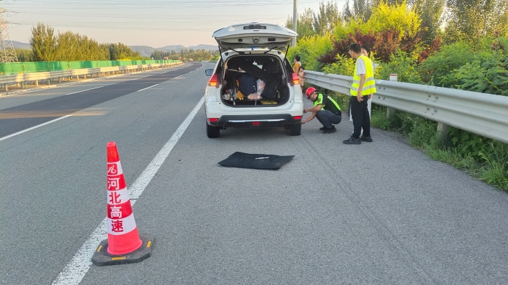 C:\Users\Administrator\Desktop\京哈北线分公司巡查人员高温助换胎 获赠锦旗表谢意\1